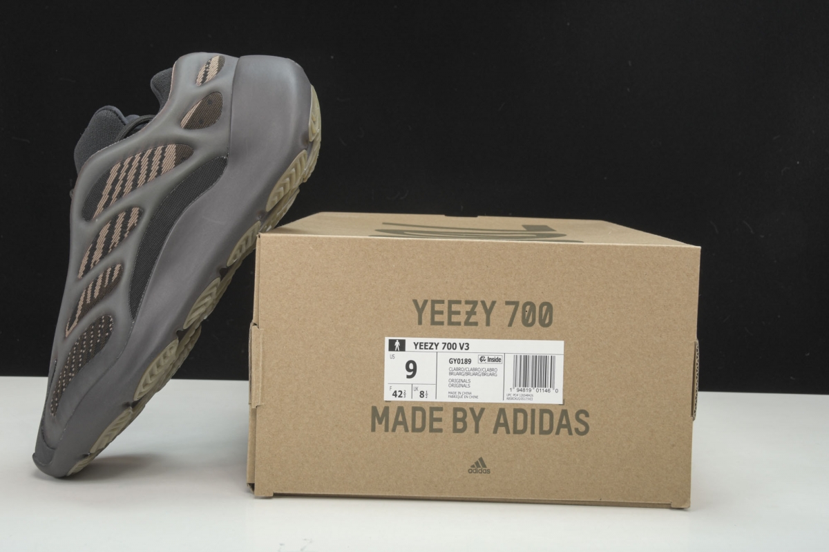ad*s Y**zy 700 v3 clay brown