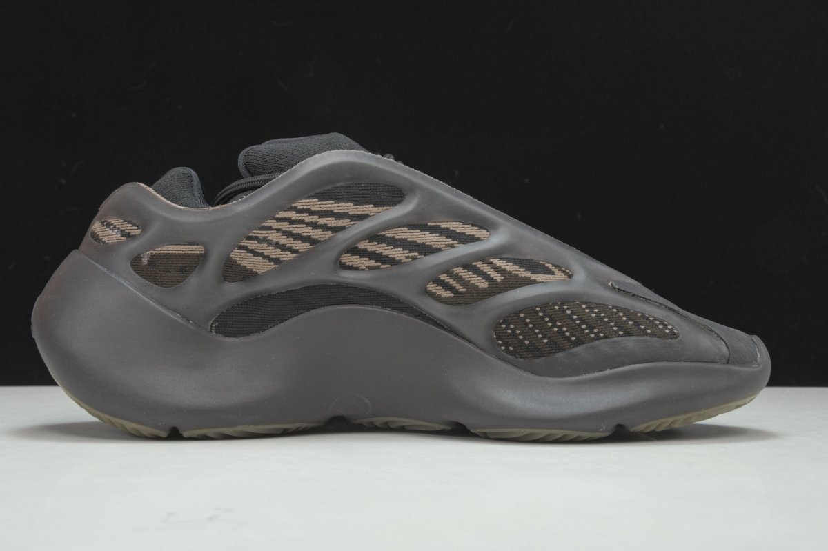 ad*s Y**zy 700 v3 clay brown