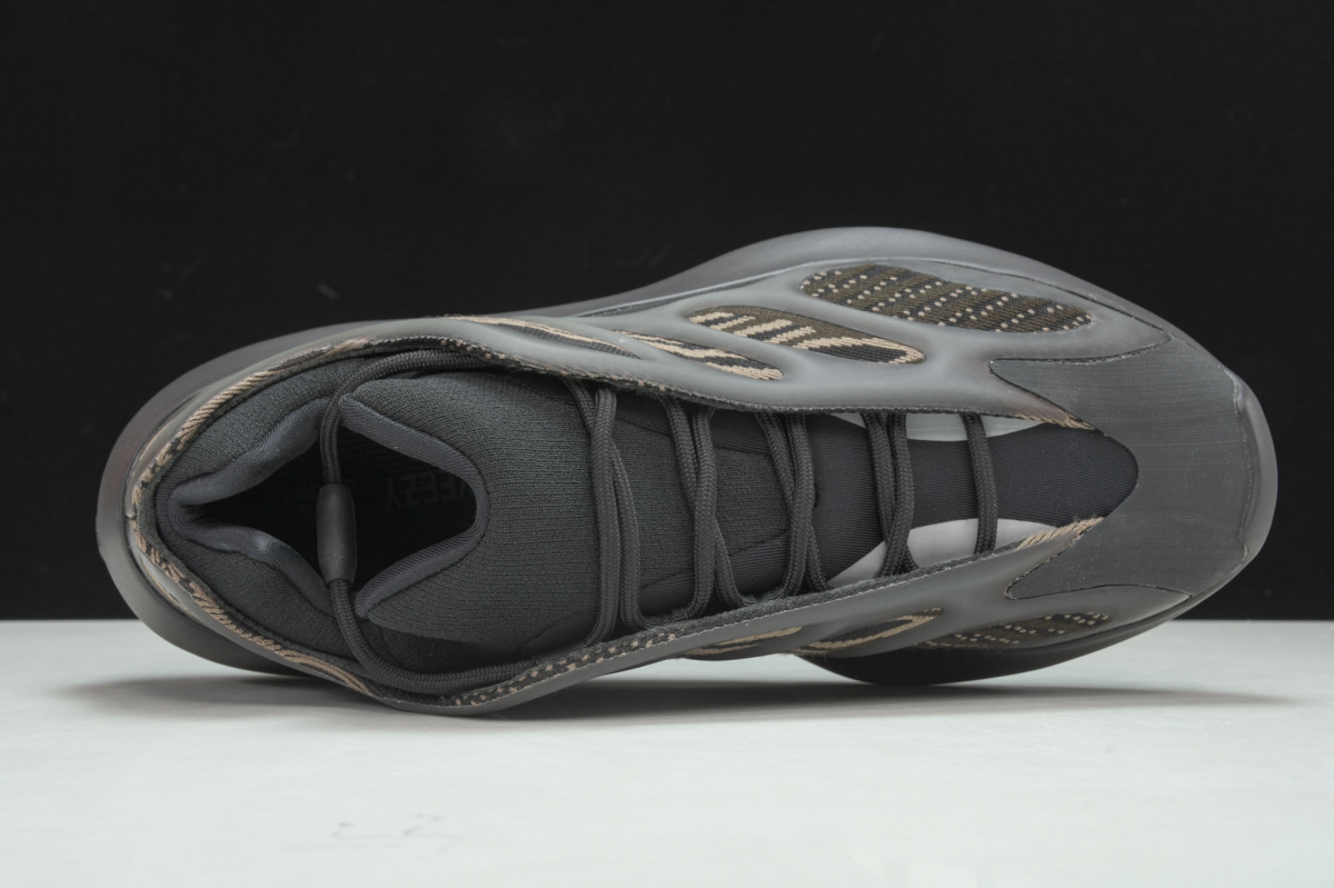 ad*s Y**zy 700 v3 clay brown