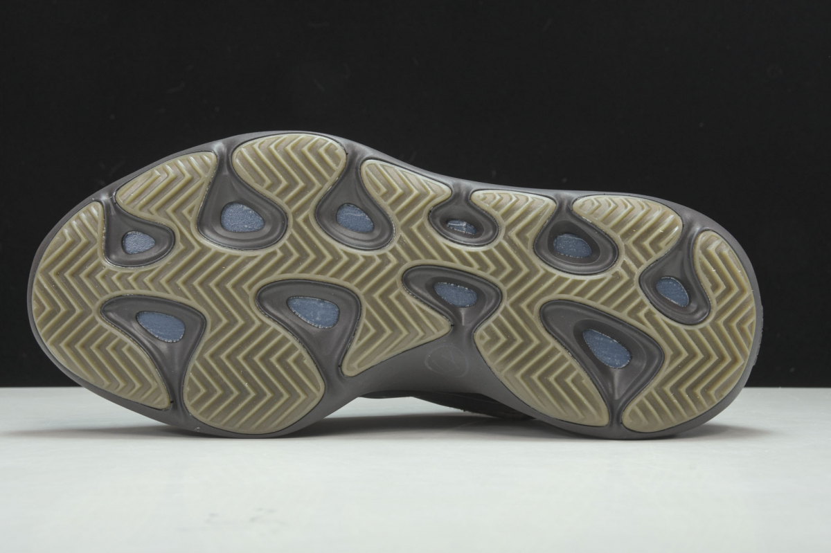 ad*s Y**zy 700 v3 clay brown