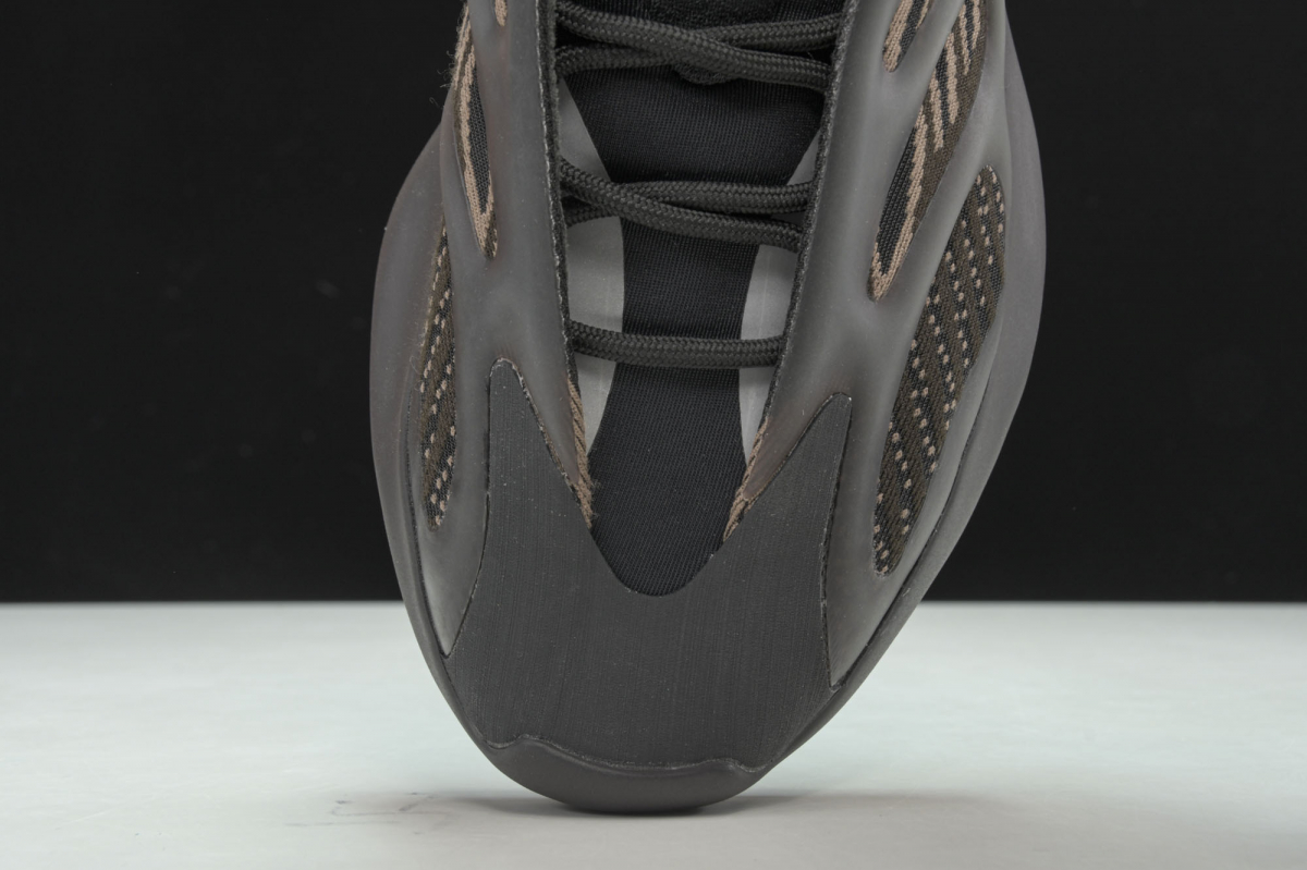 ad*s Y**zy 700 v3 clay brown