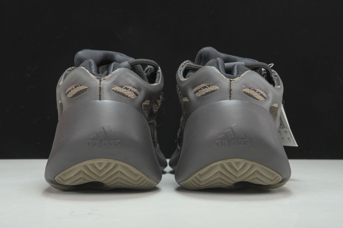 ad*s Y**zy 700 v3 clay brown
