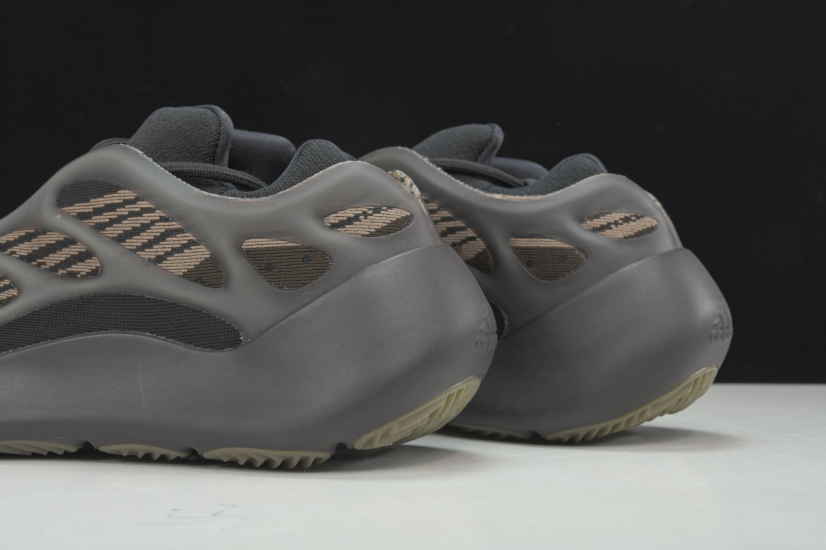 ad*s Y**zy 700 v3 clay brown