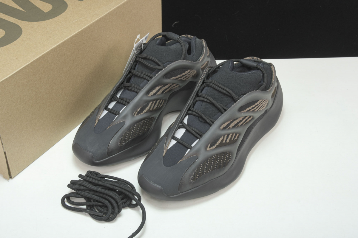 ad*s Y**zy 700 v3 clay brown