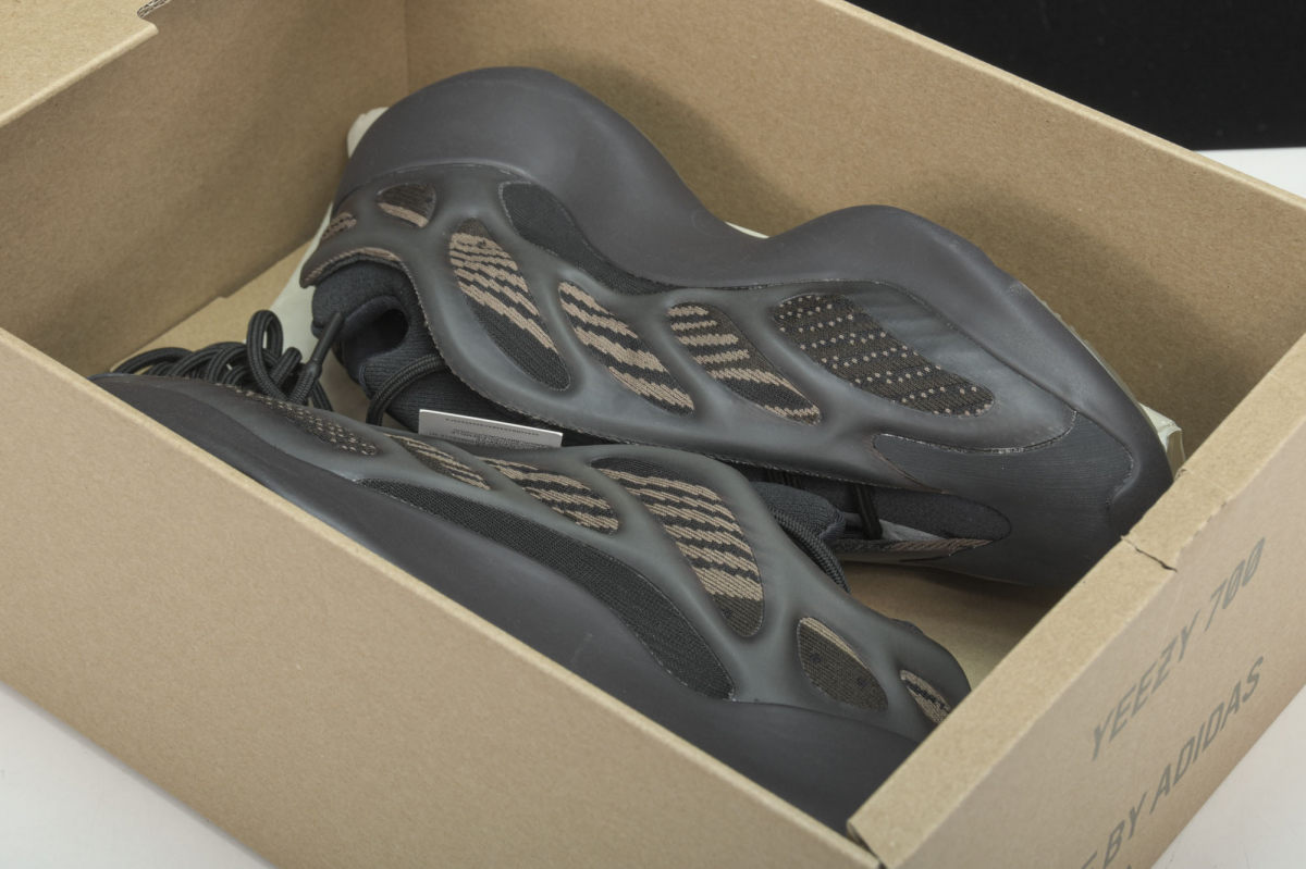 ad*s Y**zy 700 v3 clay brown
