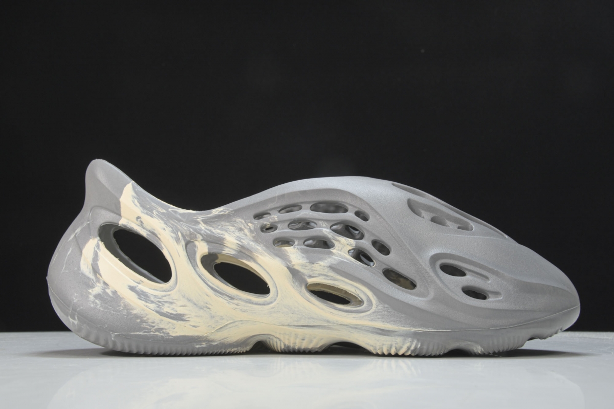 ad*s Y**zy foam rnnr mxt moon gray