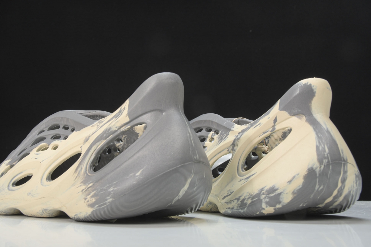 ad*s Y**zy foam rnnr mxt moon gray