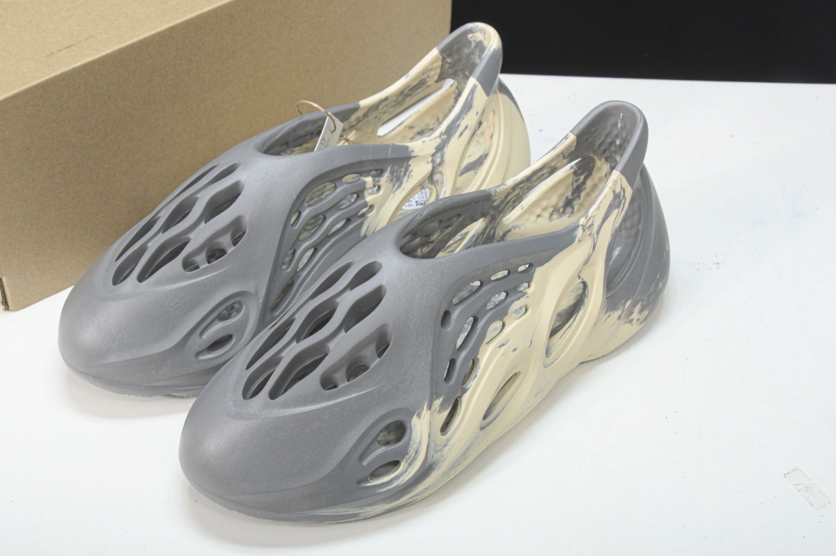 ad*s Y**zy foam rnnr mxt moon gray