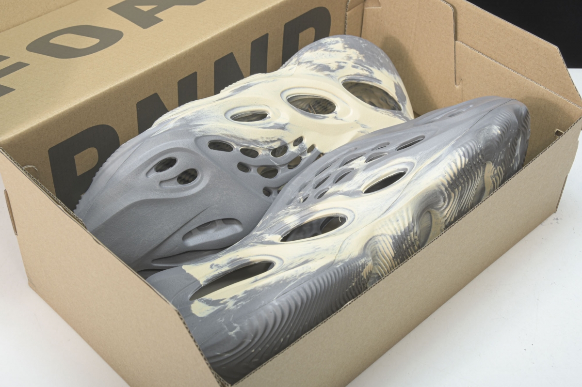 ad*s Y**zy foam rnnr mxt moon gray