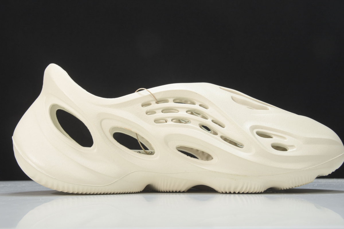 ad*s Y**zy foam rnnr sand