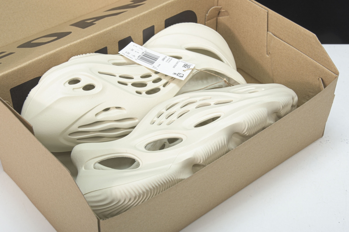 ad*s Y**zy foam rnnr sand