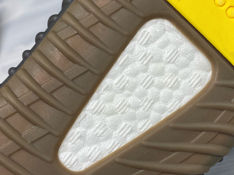 ad*s Y**zy boost 350 v2 cinder