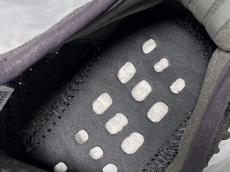 ad*s Y**zy boost 350 v2 cinder