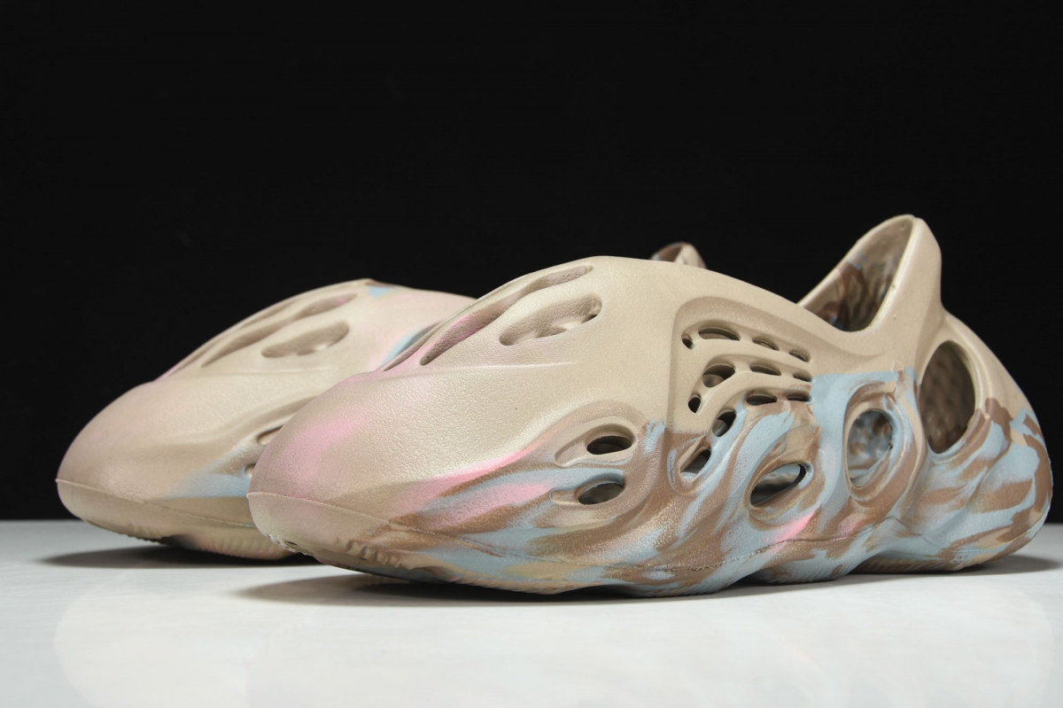 ad*s Y**zy foam rnnr mx sand grey