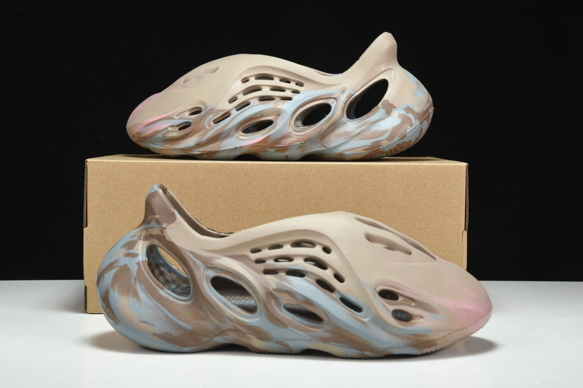 ad*s Y**zy foam rnnr mx sand grey