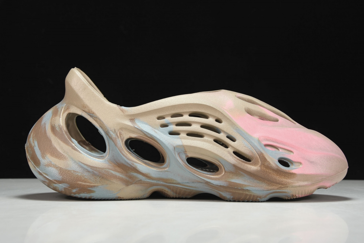 ad*s Y**zy foam rnnr mx sand grey
