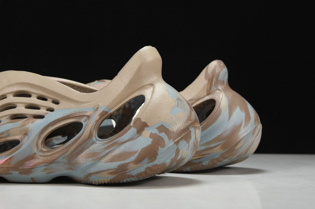 ad*s Y**zy foam rnnr mx sand grey