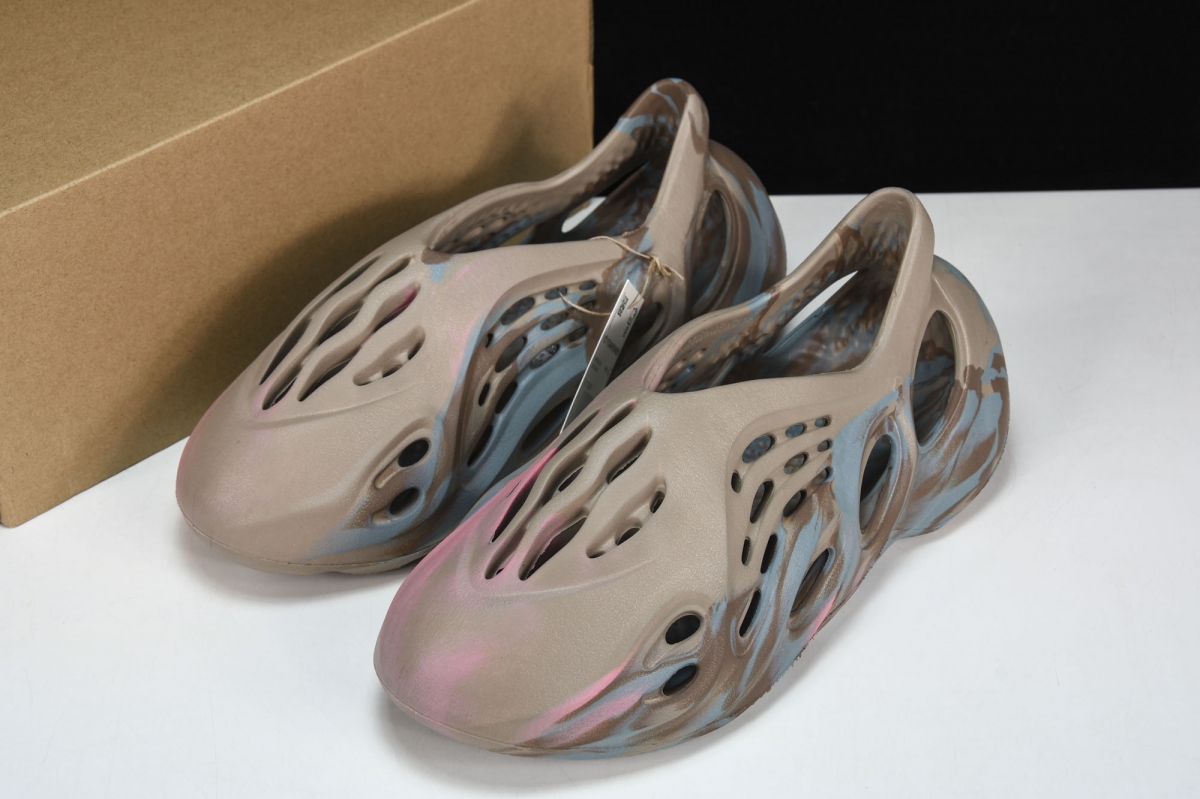 ad*s Y**zy foam rnnr mx sand grey