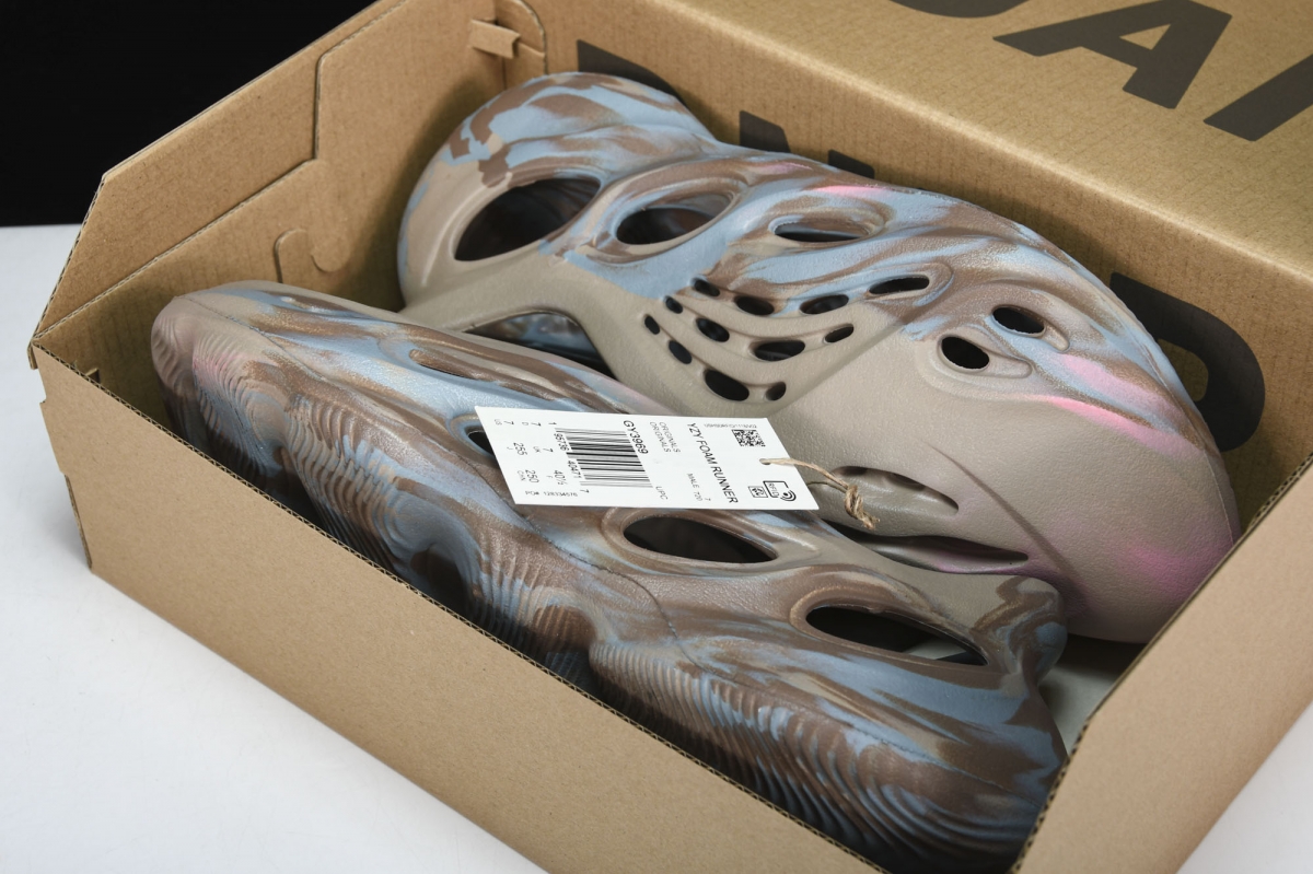 ad*s Y**zy foam rnnr mx sand grey