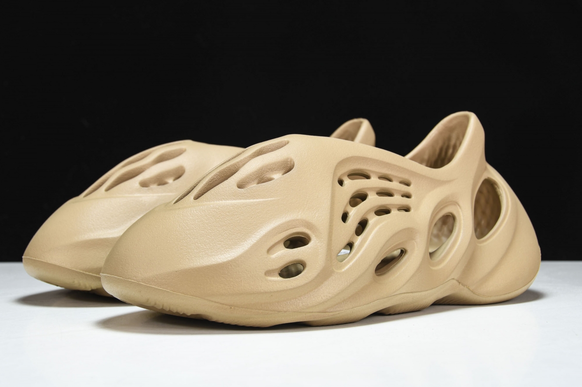 ad*s Y**zy foam rnnr ochre