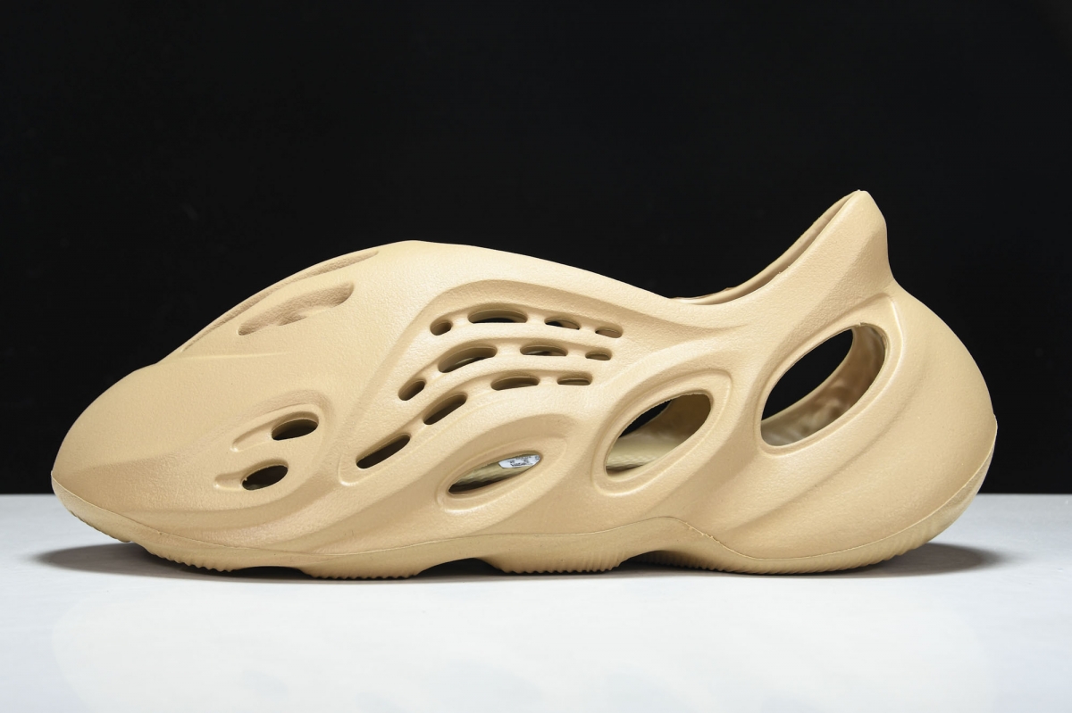 ad*s Y**zy foam rnnr ochre