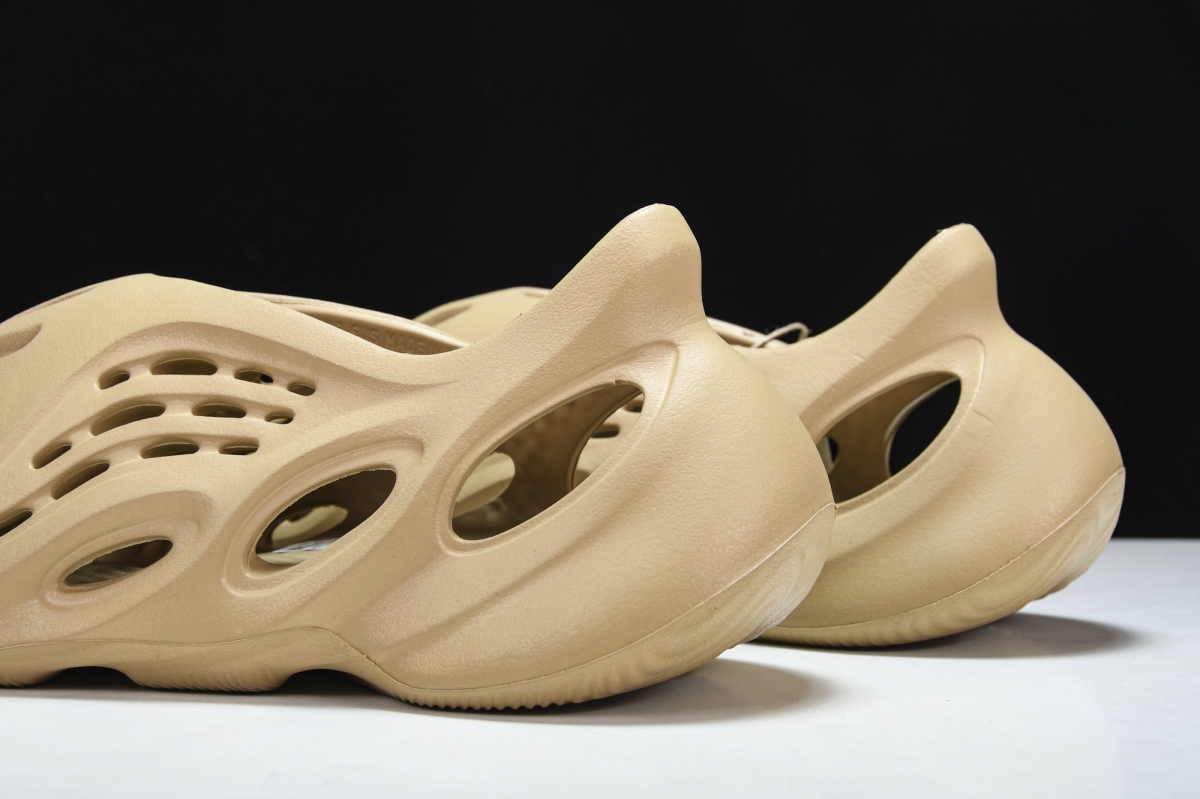 ad*s Y**zy foam rnnr ochre