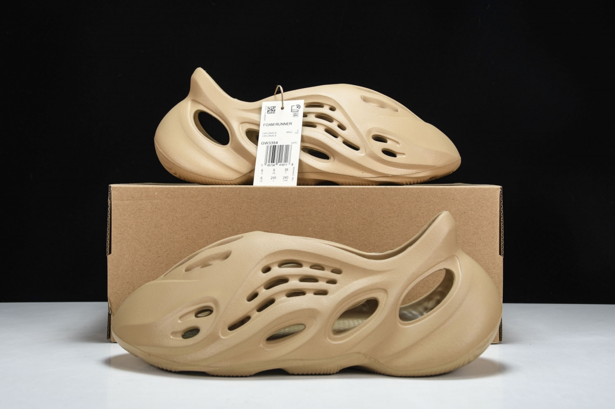 ad*s Y**zy foam rnnr ochre