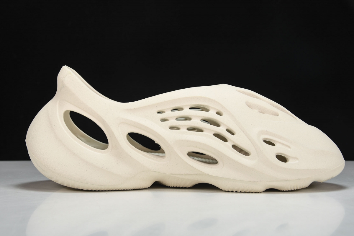 ad*s Y**zy foam rnnr ararat