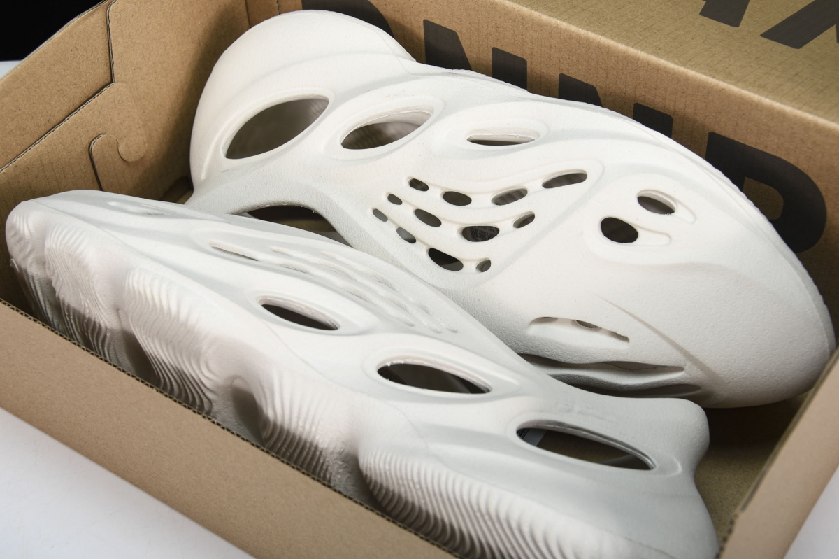 ad*s Y**zy foam rnnr ararat