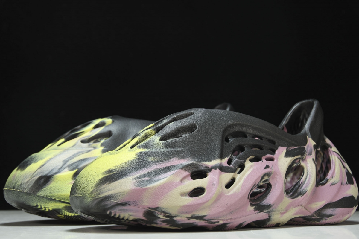 ad*s Y**zy foam rnnr mx carbon