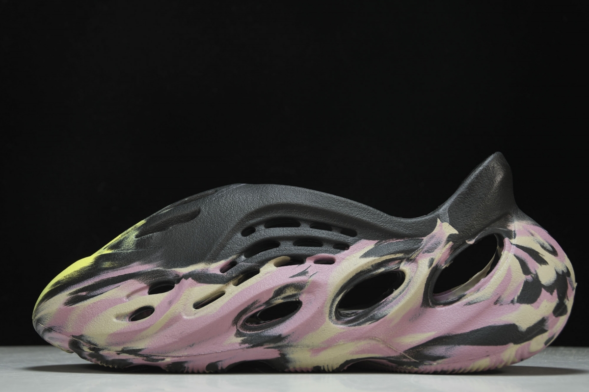 ad*s Y**zy foam rnnr mx carbon