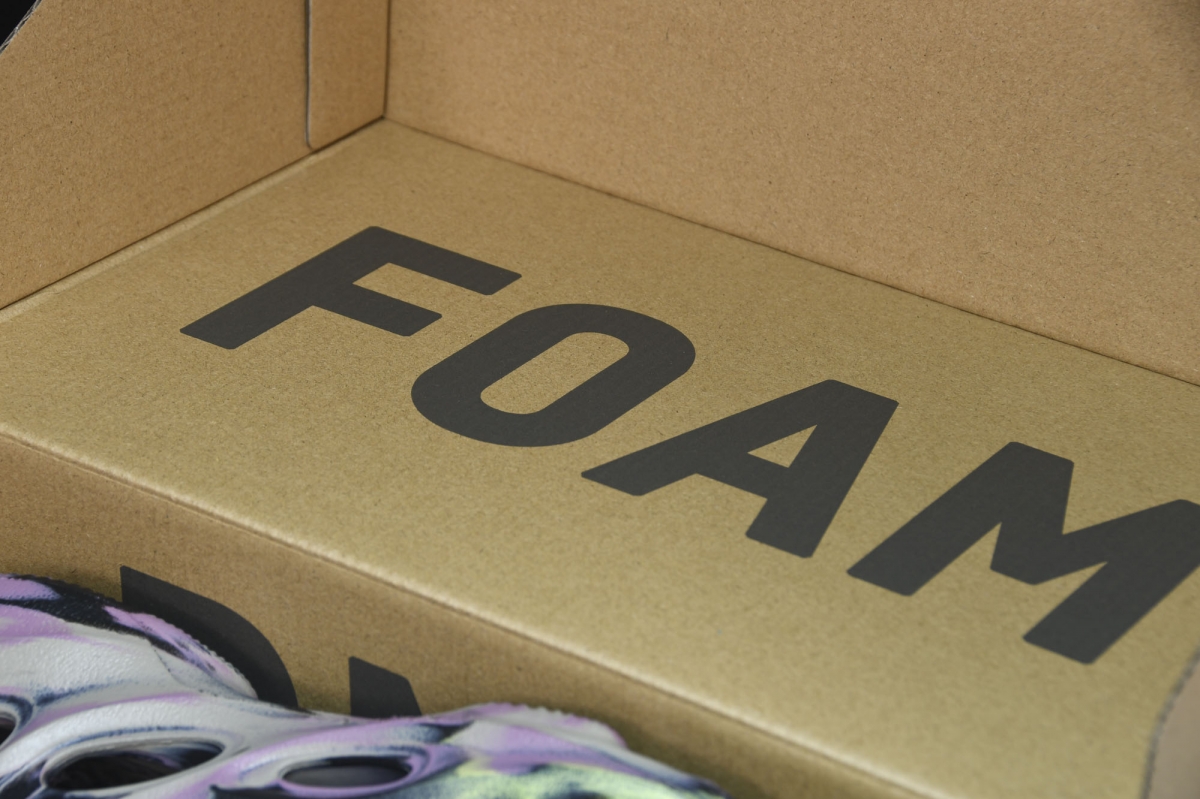 ad*s Y**zy foam rnnr mx carbon