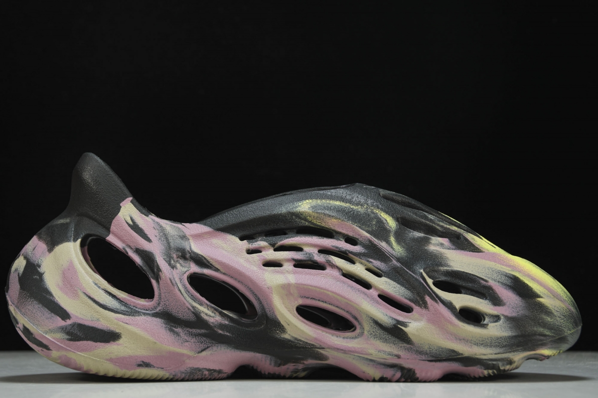 ad*s Y**zy foam rnnr mx carbon