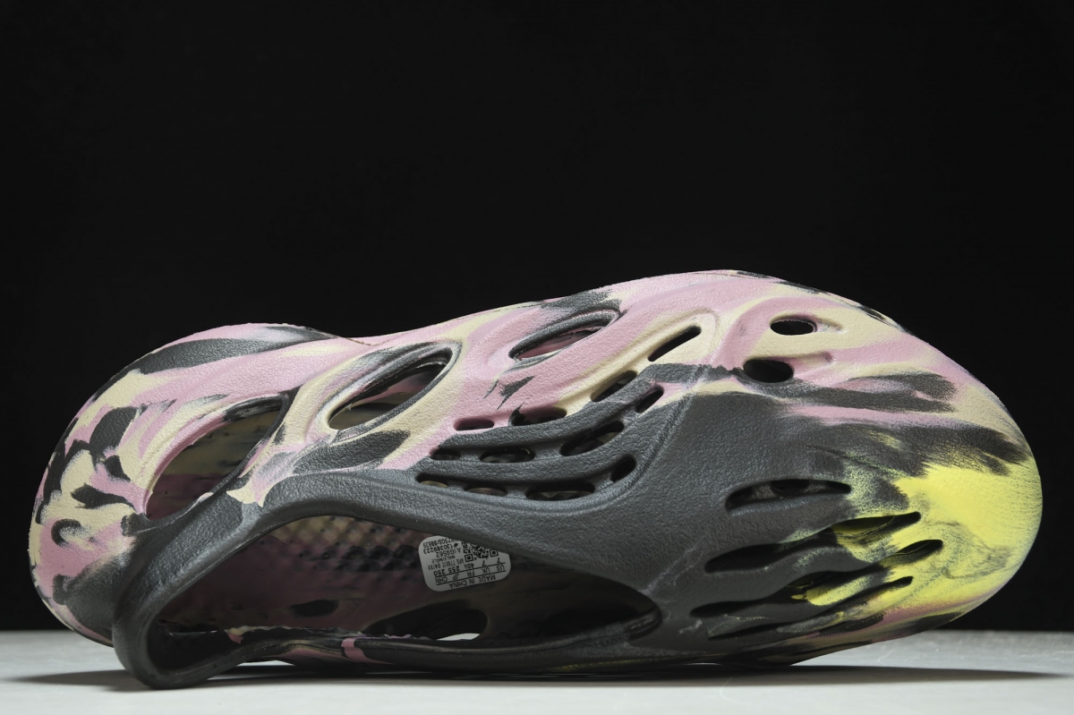 ad*s Y**zy foam rnnr mx carbon