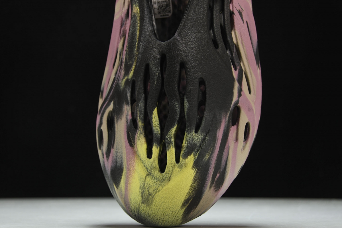ad*s Y**zy foam rnnr mx carbon