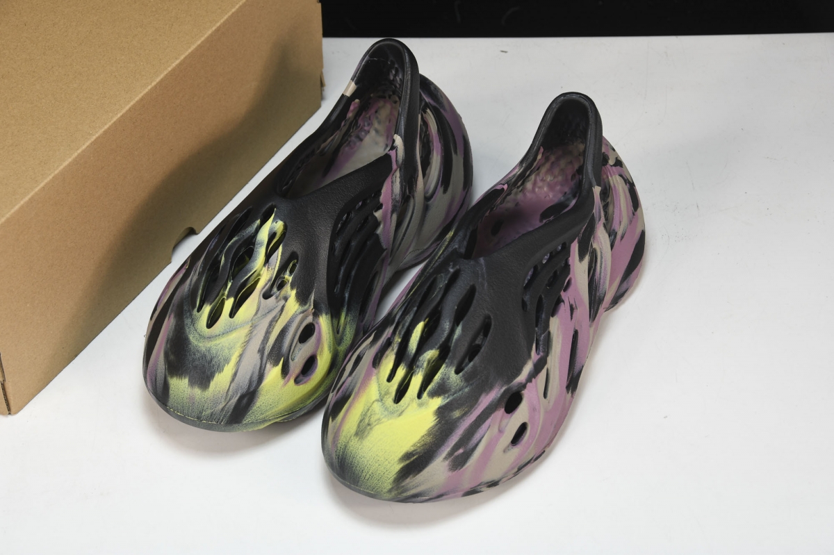 ad*s Y**zy foam rnnr mx carbon