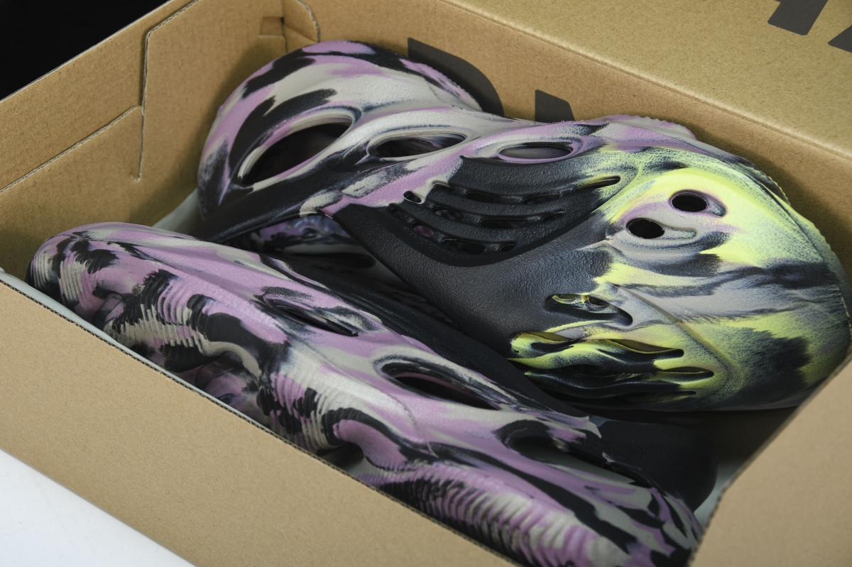 ad*s Y**zy foam rnnr mx carbon