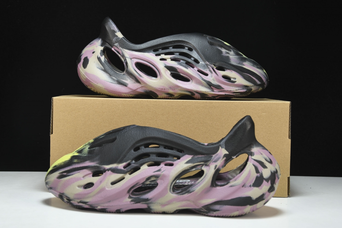ad*s Y**zy foam rnnr mx carbon