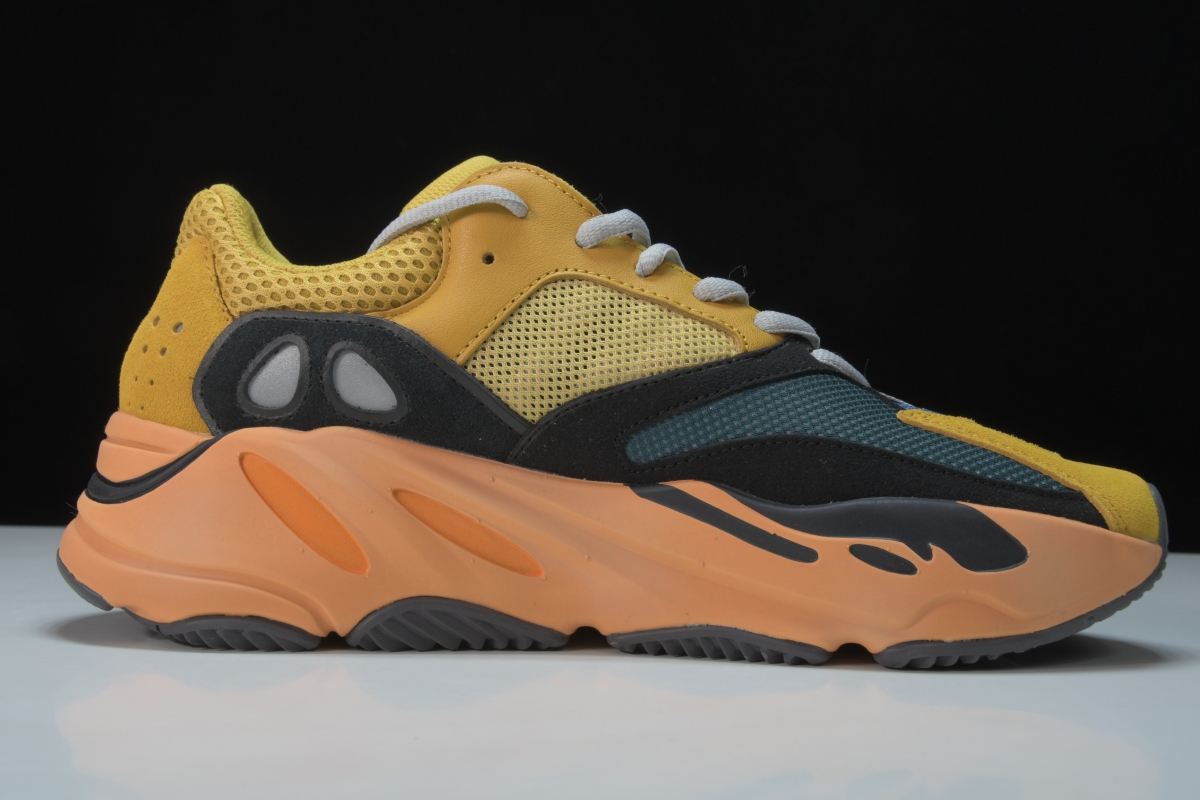 ad*s Y**zy boost 700 sun