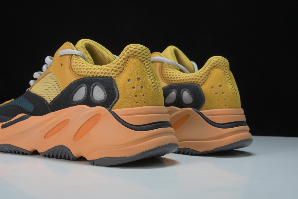 ad*s Y**zy boost 700 sun