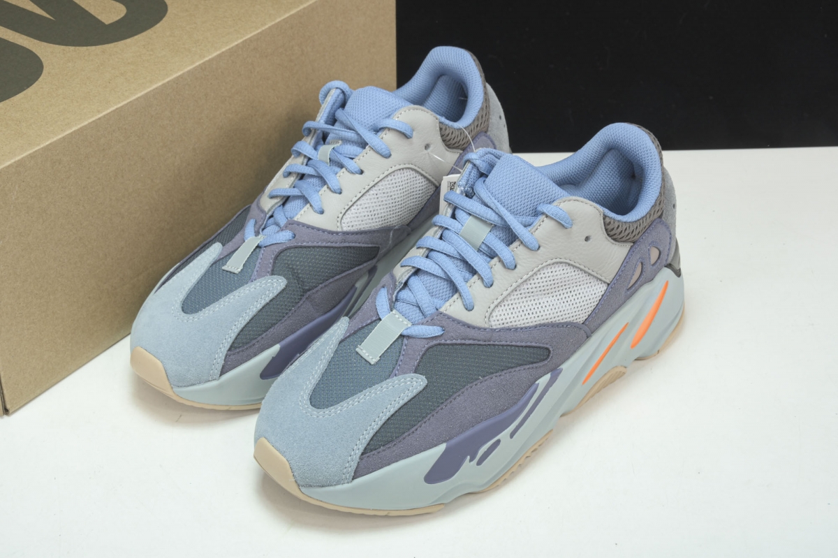ad*s Y**zy boost 700 carbon blue