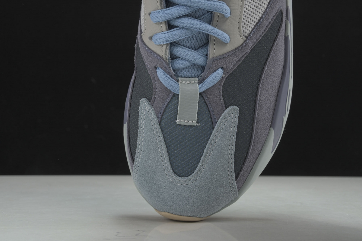 ad*s Y**zy boost 700 carbon blue