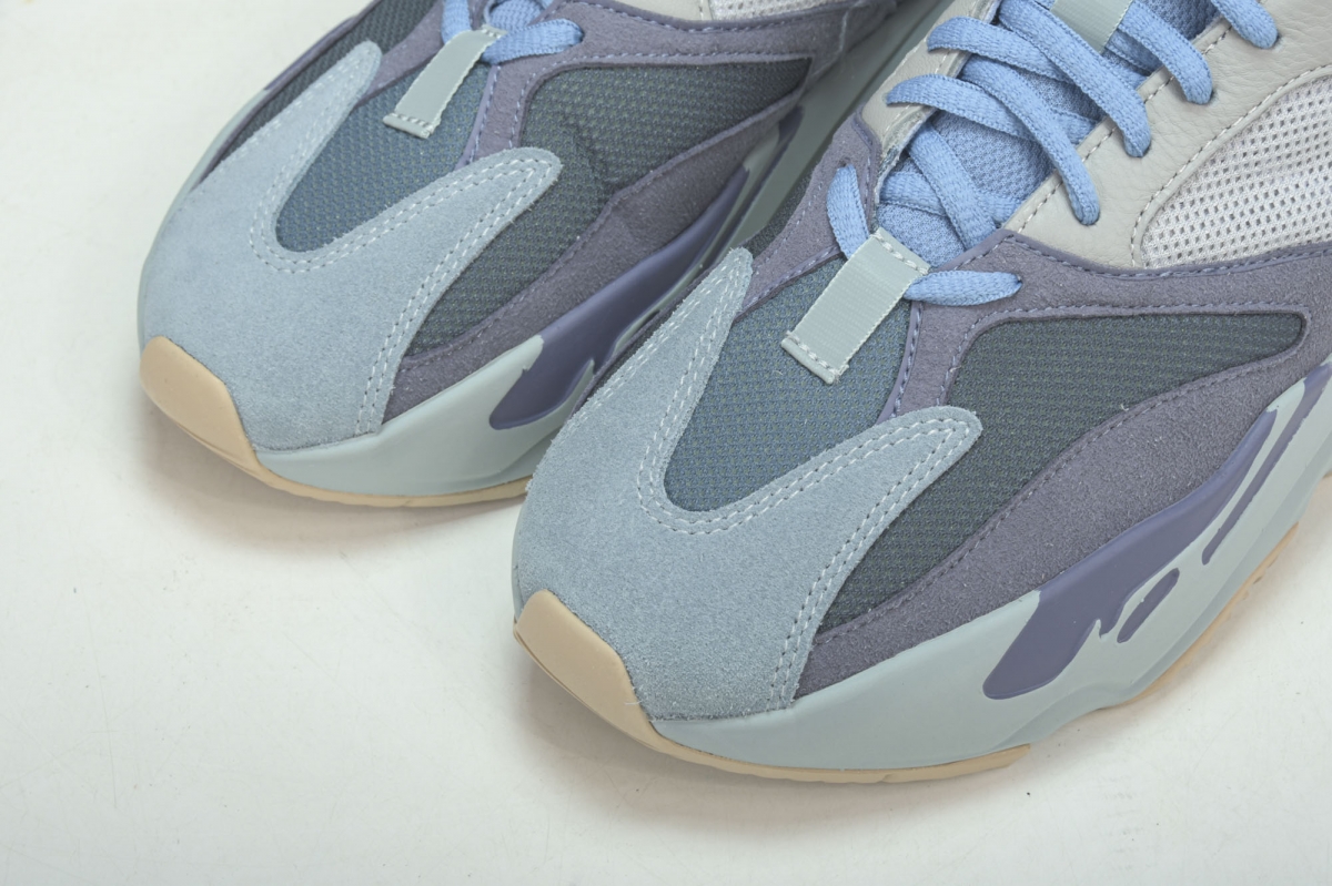 ad*s Y**zy boost 700 carbon blue