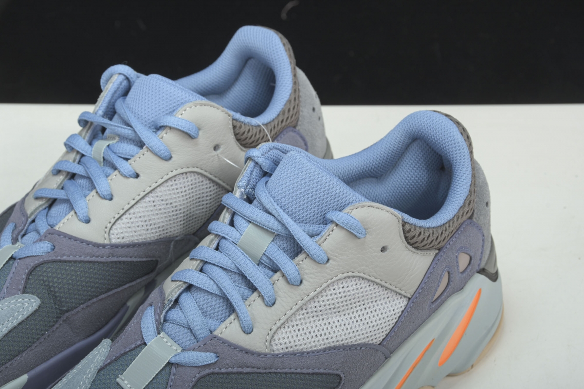 ad*s Y**zy boost 700 carbon blue