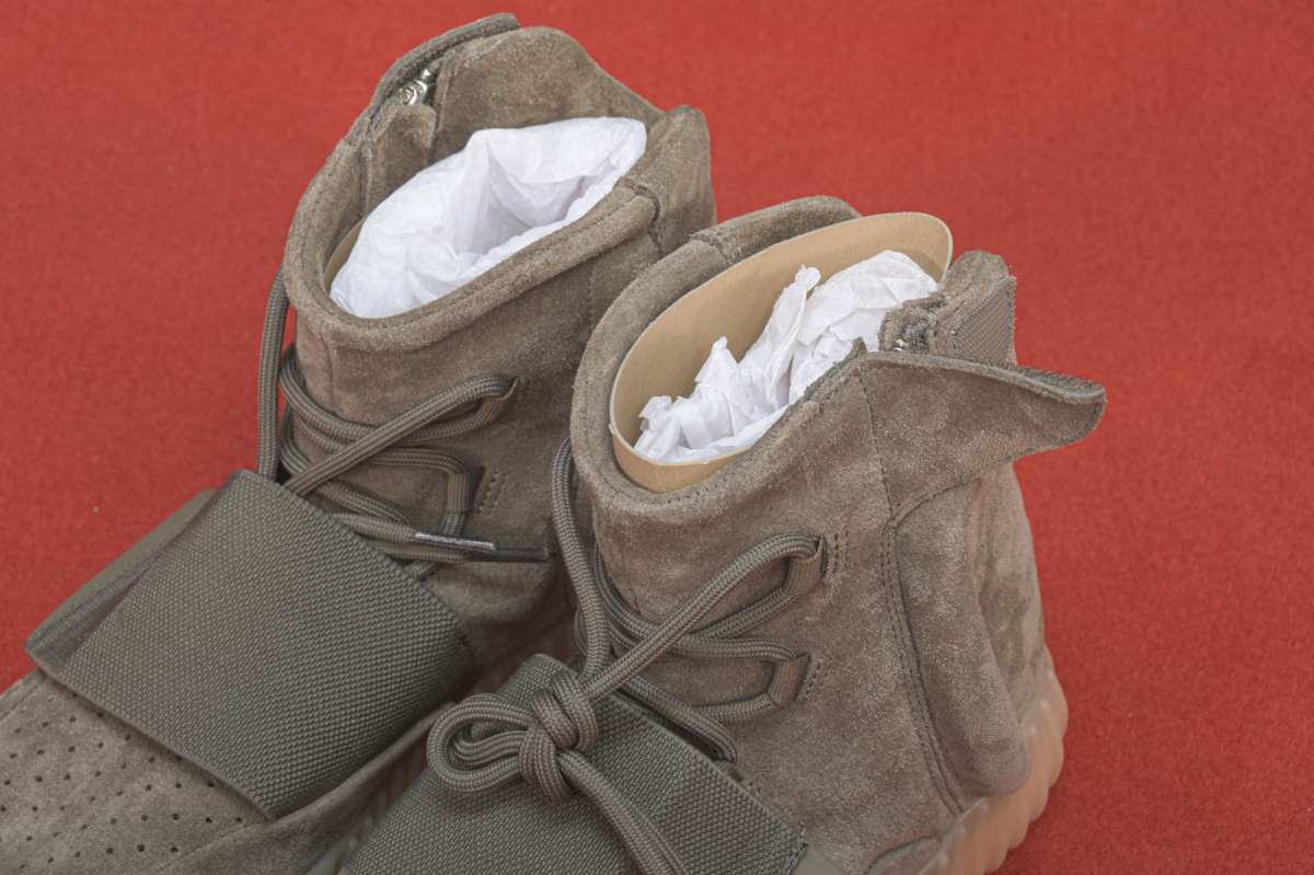 ad*s Y**zy boost 750 chocolate